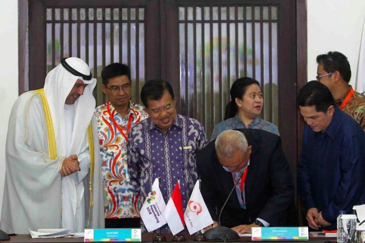 Gubernur Sumatera Selatan Alex Noerdin menghadiri penandatanganan Amandemen Host City Contract-Deed of Adherence antara  Pemerintah Indonesia, INASGOC dan OCA di Ruang Bhin Bhin INASGOC Head Quarter, Wisma Serbaguna Senayan, Minggu (15/10/2017).