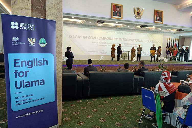 Tiga orang ulama dari Inggris menjadi pembicara di Seminar Internasional bertajuk Islam in Contemporary International Relations di Aula Universitas Komputer (Unikom) Bandung, Jalan Dipatiukur, Kota Bandung, Selasa (3/3/2020).