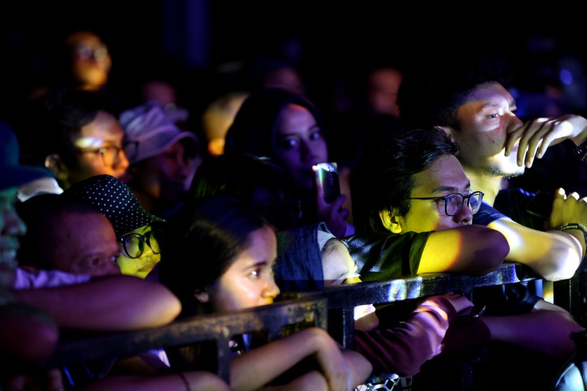 Pengunjung menyaksikan penampilan musisi Ebiet G Ade di Syncronize Fest 2017 di Gambir Expo Kemayoran, Jakarta, Sabtu (7/10/2017). Festival musik yang berlangsung selama tiga hari hingga Minggu (8/10/2017) tersebut menampilkan beberapa musisi di antaranya ada Bangkutaman, Jason Ranti, Adhitya Sofyan, Float, Pee Wee Gaskin, Indische Party, dan Hello Dangdut. KOMPAS IMAGES/KRISTIANTO PURNOMO
