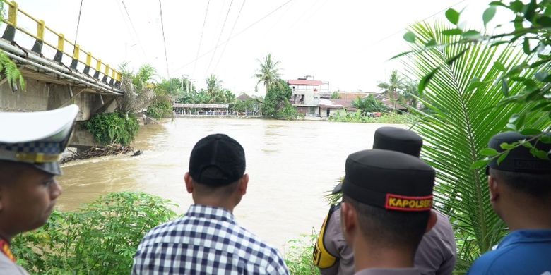 Tim teknis mengecek kerusakan jembatan di Sintang