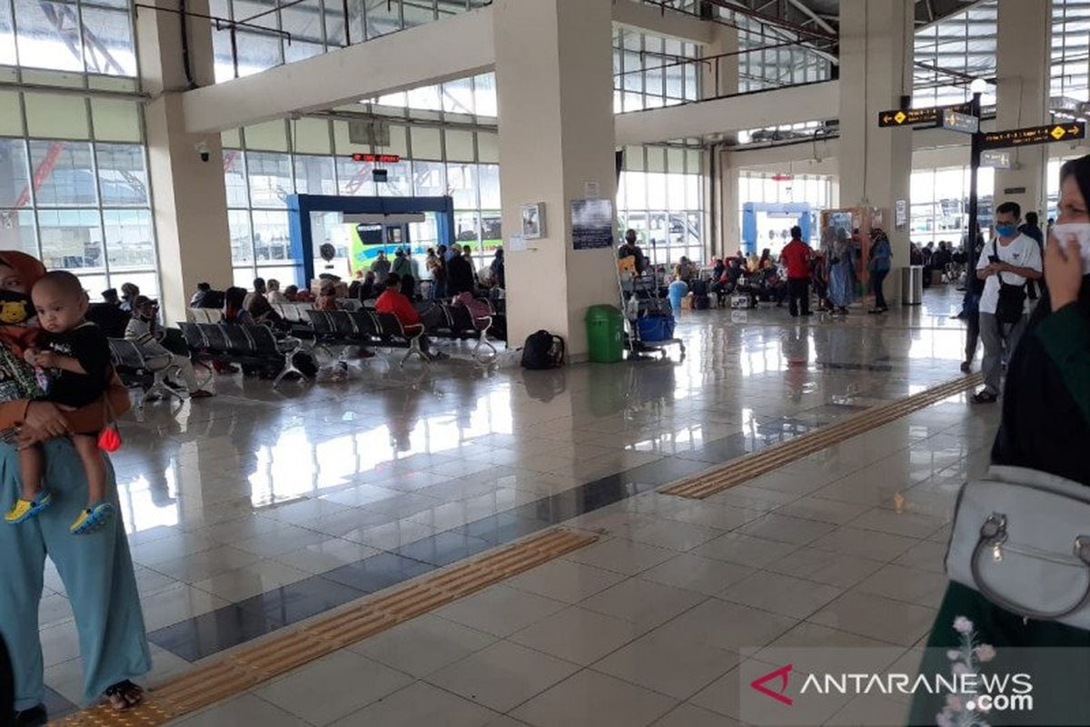 Penumpang bus berdatangan ke Terminal Terpadu Pulogebang, Jakarta Timur sehari menjelang Ramadhan 1441 Hijriyah/2020 Masehi, Kamis (23/4/2020).