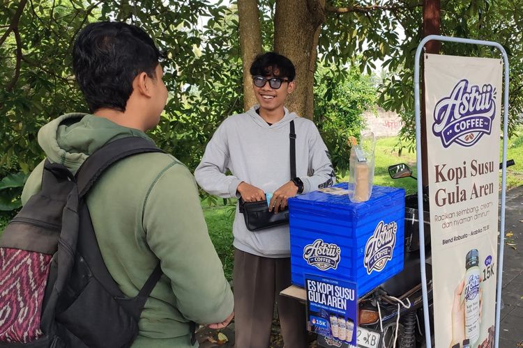 Cara Penjual Kopi di Magelang Hadapi Kenaikan Harga Plastik, Ajak Pelanggan Bawa Wadah