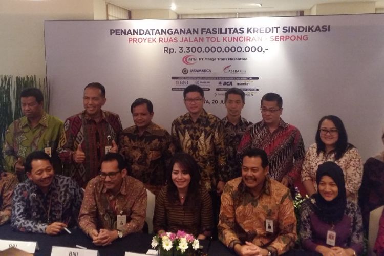 Penandatanganan fasilitas kredit sindikasi bernilai Rp 3,3 triliun untuk proyek jalan tol Kunciran-Serpong, Jumat (20/7/2018) di Jakarta.
