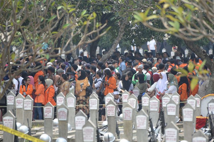 Sejumlah kerabat dan warga berada di Taman Makam Pahlawan Nasional Utama Kalibata untuk menghadiri pemakaman almarhum Presiden ke-3 Republik Indonesia BJ Habibie di Jakarta, Kamis (12/9/2019).