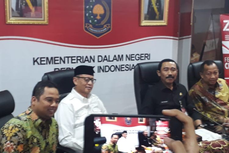 Wali Kota Tangerang (kiri) Arief Rachadiono Wismansyah dipanggil ke kantor Kementerian Dalam Negeri, Kamis (18/7/2019). Pemanggilan ini untuk membicarakan perselisihan antara Arief dengan Menteri Hukum dan HAM Yasonna Laoly.