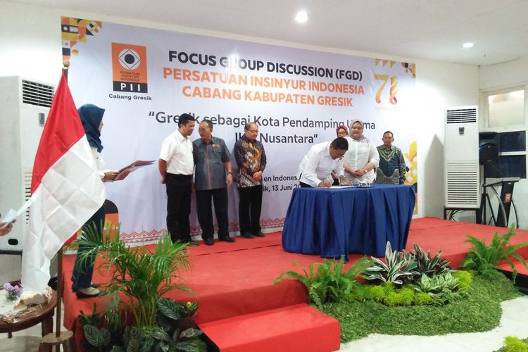 Ketua PII Gresik Awang Djohan Bachtiar (membubuhkan tanda tangan), dalam agenda Forum Group Discussion (FGD) PII Gresik di aula bersama Politeknik Semen Indonesia di Gresik, Jawa Timur, Selasa (13/6/2023).