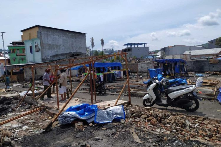 Pedagang korban kebakaran di kawasan Mardika, kecamatan Sirimau, kota Ambon, Maluku mulai membangun kembali tempat berjualan di bekas lokasi kebakaran, Kamis (29/12/2022)