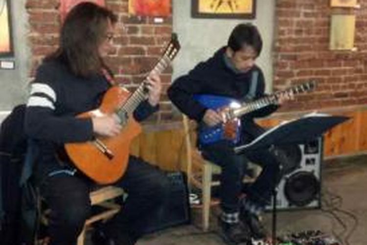 Gitaris I Dewa Gede Budjana (kanan) berduet dengan gitaris Uruguay Beledo di Small World Coffee, Princeton, New Jersey, AS, 24 Januari 2014 malam waktu setempat. 