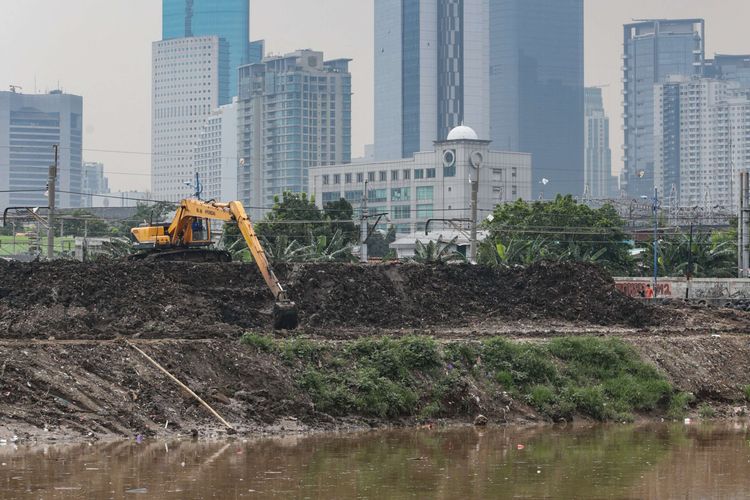Petugas Dinas Sumber Daya Air DKI Jakarta melakukan pengerukan endapan lumpur di Banjir Kanal Barat, Jakarta Pusat, Senin (1/11/2021). Kegiatan yang menjadi bagian program Gerebek Lumpur ini untuk mengatisipasi luapan air sungai saat musim hujan.