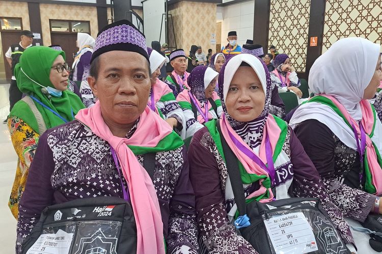 Ridwan Ambo Tuwo (44) dan Ratna Amin Pabbela (44) pasutri CJH kloter 25 asal Papua, saat berada di Aula Arafah Asrama Haji Sudiang Makassar, Sulsel, Rabu (29/6/2024)