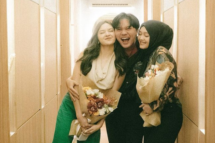 (Dari kiri) Mahalini, Rizky Febian, dan Putri Delina berfoto bersama.