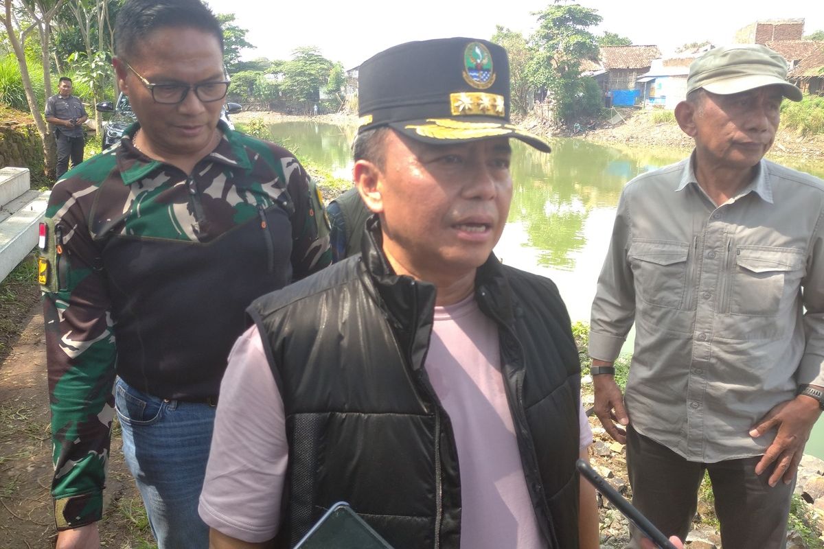 Sekretaris Daerah (Sekda) Provinsi Jawa Barat Herman Suryatman saat meninjau Sungai Citarum di Sektor 6 Oxbow Bojongsoang, Kabupaten Bandung, Jawa Barat, Minggu (9/6/2024).