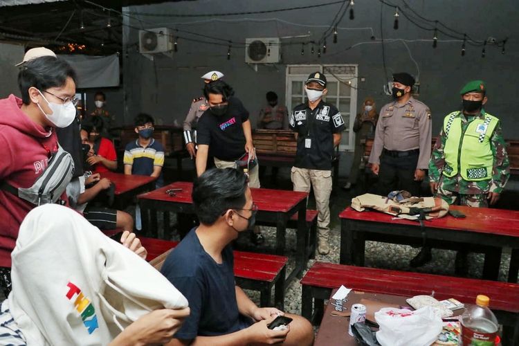 Satuan Petugas (Satgas) Covid-19 Kabupaten Kebumen, Jawa Tengah membubarkan paksa tiga kafe yang melanggar jam malam saat Pemberlakuan Pembatasan Kegiatan Masyarakat (PPKM) Darurat, Selasa (6/7/2021).
