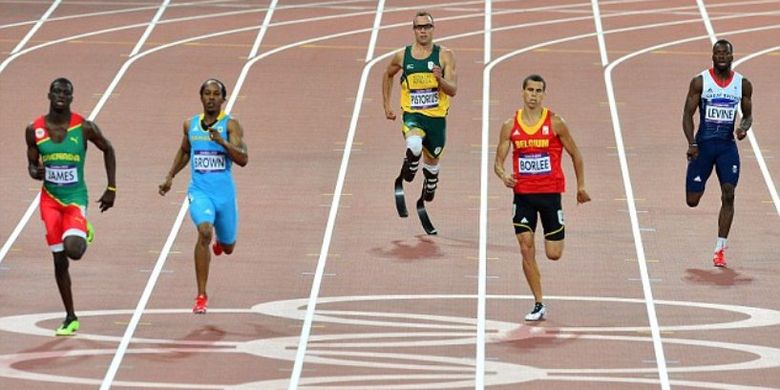 Oscar Pistorius (tengah) saat tampil di Olimpiade London 2012