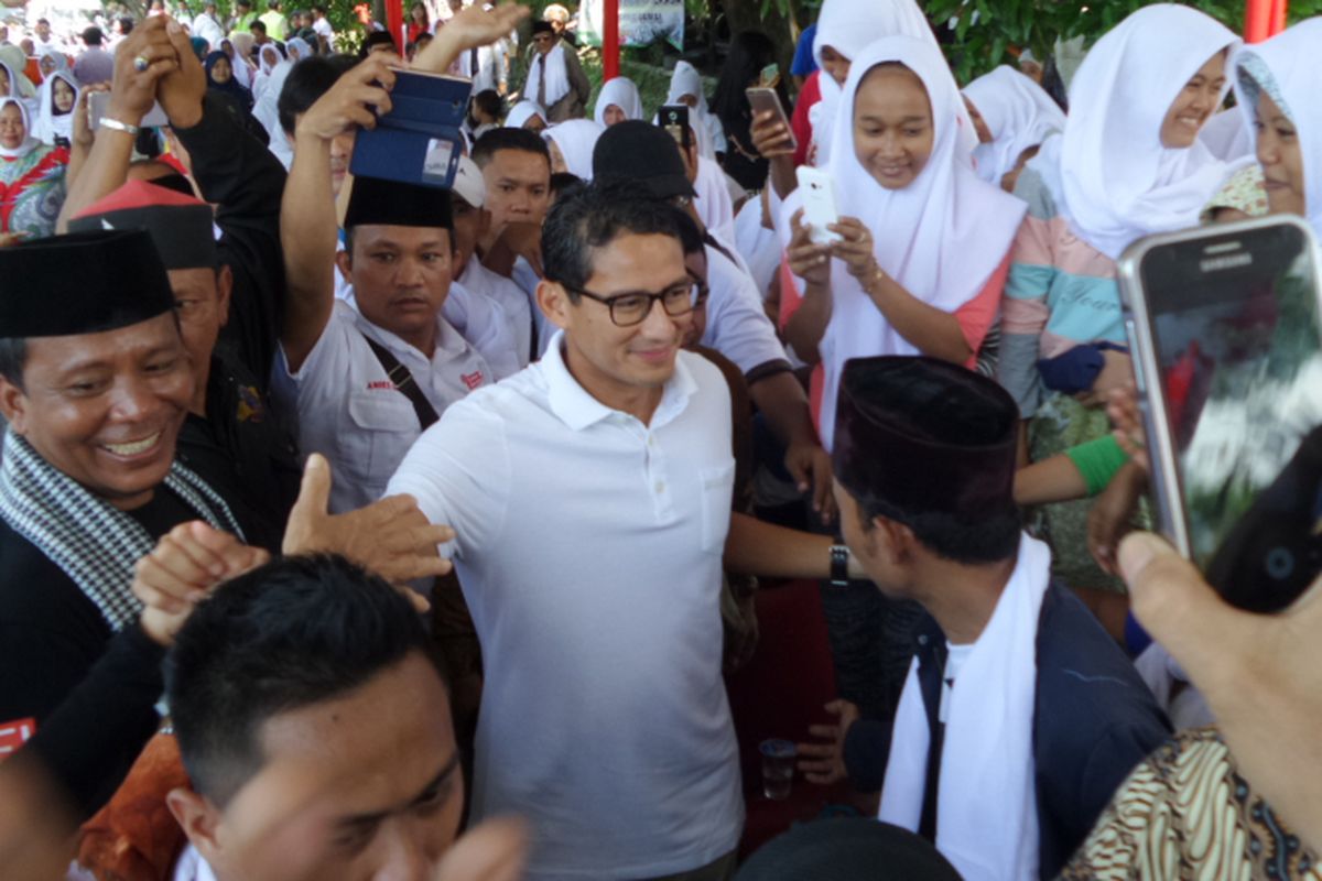 Calon wakil gubernur DKI Jakarta Sandiaga Uno menyapa relawannya di Kelurahan Cipinang Besar Selatan, Kecamatan Jatinegara, Jakarta Timur, Senin (10/4/2017).