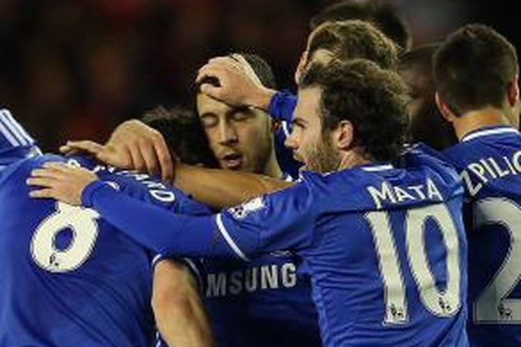 Gelandang Chelsea, Eden Hazard (tengah), mendapat sambutan dari rekan-rekannya usai mencetak gol ke gawang Sunderland dalam lanjutan Premier League, Rabu (4/12/2013).