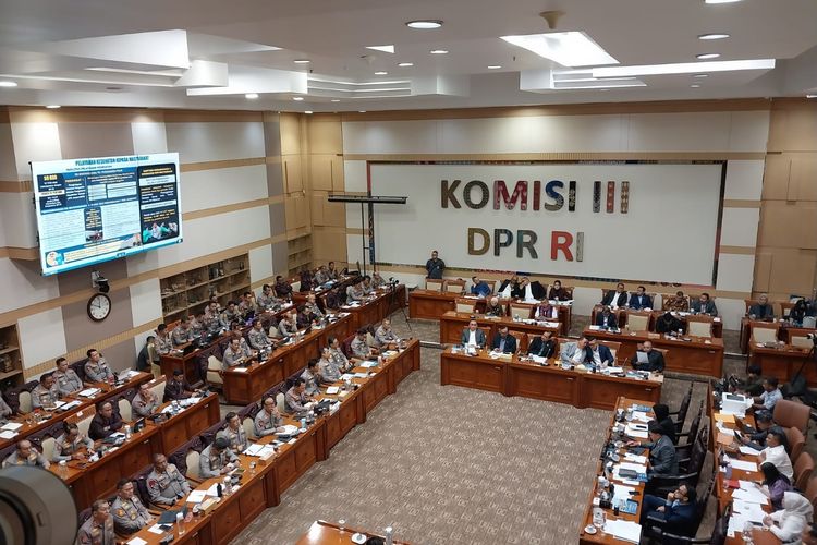 Komisi III DPR RI menggelar rapat dengar pendapat (RDP) bersama Kapolri Jenderal Listyo Sigit Prabowo berserta Wakapolri Komjen Pol Dedi Prasetyo dan jajaran di Kompleks Parlemen, Jakarta, pada Senin (26/1/2026). 