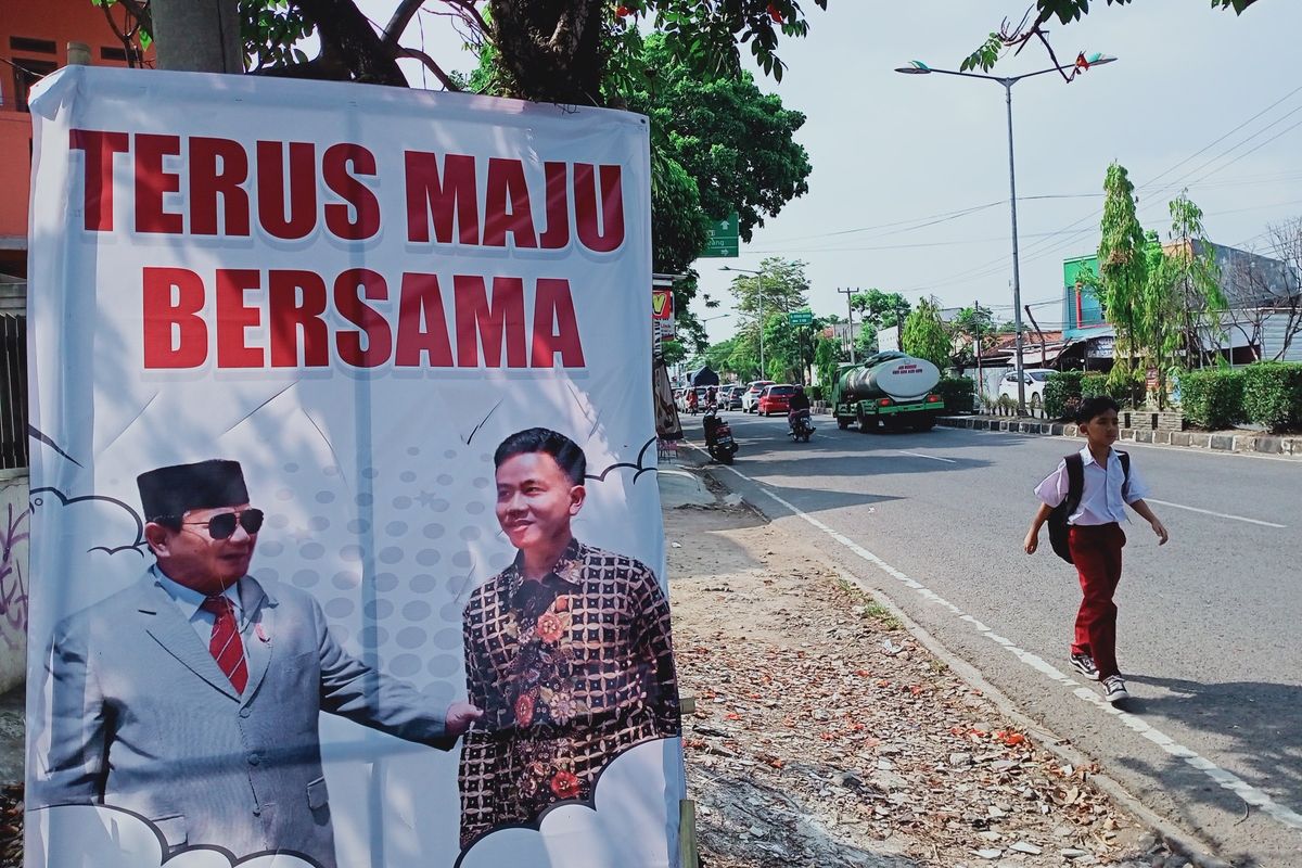 Baner pasangan Prabowo-Gibran mulai bermunculan di beberapa titik di Kabupaten Bandung pada Selasa (17/10/2023) usai MK mengabulkan batas usia Capres dan Cawapres pada Senin (16/10/2023) kemarin