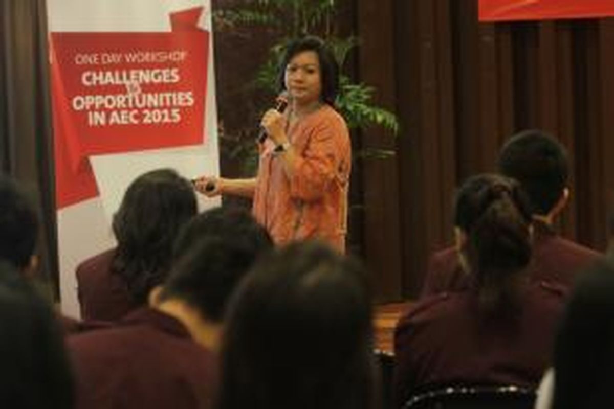 Mahasiswa dari berbagai perguruan tinggi mengikuti acara one day workshop (ODW) di kantor Bank OCBC NISP, Jakarta Selatan, Kamis (12/3/2015). Kegiatan yang rutin dilakukan ini telah diikuti oleh 2400 mahasiswa dari 50 perguruan tinggi di berbagai kota di Indonesia dengan tujuan memperkenalkan dunia perbankan lebih dalam kepada mahasiswa serta untuk menambah pengetahuan yang mereka peroleh dari perkuliahan.