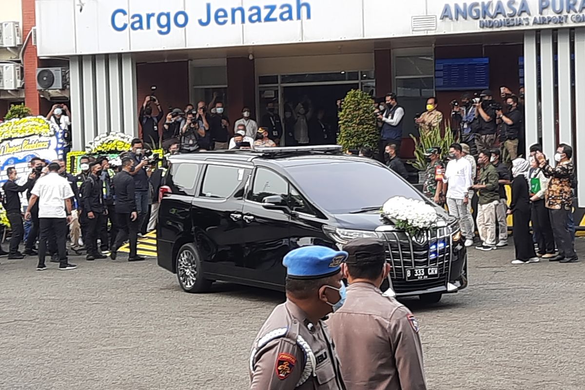 Jenazah Emmeril Kahn Mumtadz (Eril), anak sulung Gubernur Jawa Barat Ridwan Kamil, tiba di Bandar Udara Soekarno Hatta, Cengkareng, Tangerang, Minggu (12/6/2022).  Pantauan di lokasi, jenazah tiba di Terminal Kargo Jenazah pukul 15.56 WIB, menggunakan mobil hitam bernomor polisi B 333 CRW.