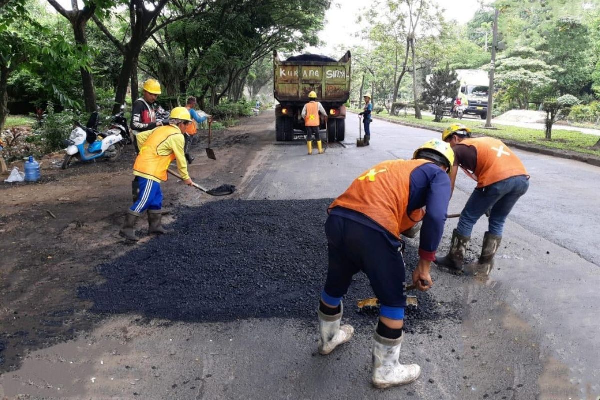 Pelaksanaan program Padat Karya Tunai (PKT) jalan dan jembatan.