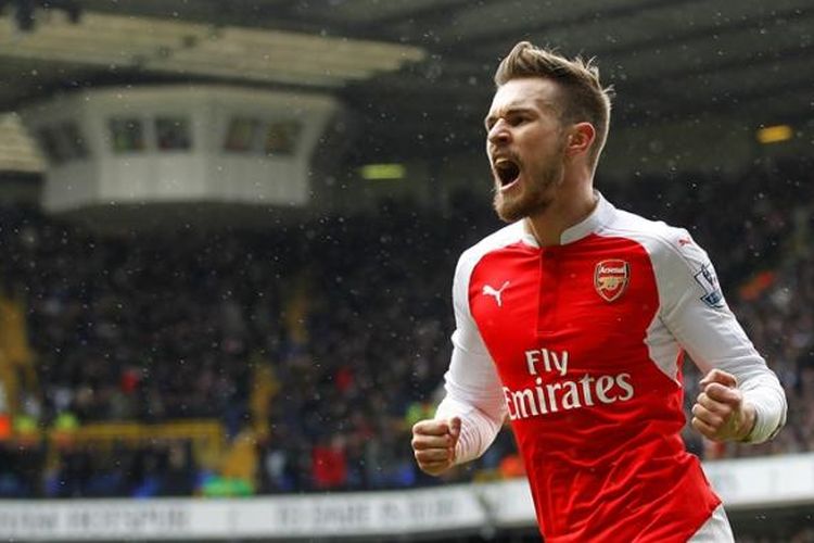 Gelandang Arsenal, Aaron Ramsey, merayakan golnya ke gawang Tottenham Hotspur pada lanjutan Premier League di Stadion White Hart Lane, Sabtu (5/3/2016).