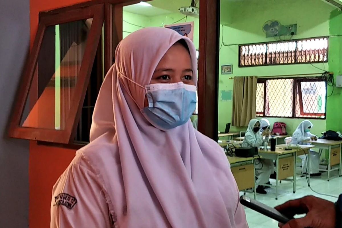 Herfina Herawati (17) siswa kelas 12 jurusan Bisnis Daring SMKN 12 Tanjung Priok, Jakarta Utara saat diwawancarai usai menjalani Pembelajaran Tatap Muka (PTM) terbatas, Senin (30/8/2021).