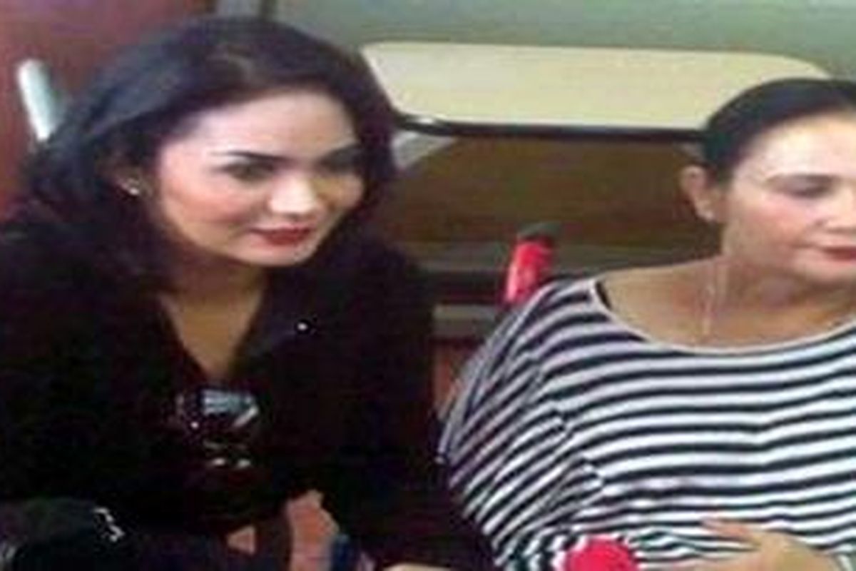 Krisdayanti ditemani ibunya, Sri Widadiningsih.