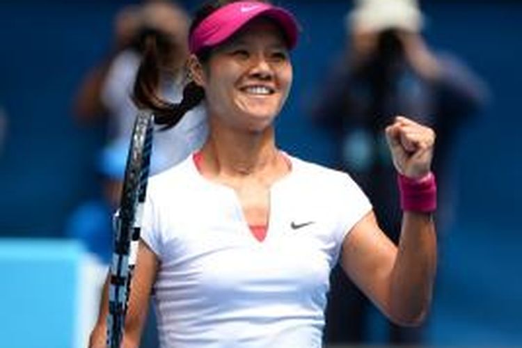 Petenis China, Li Na mengepalkan tangan merayakan kemenangan atas petenis Italia, Flavia Pennetta pada laga perempat final Australian Open di Rod Laver Arena, Melbourne Park, Selasa (21/01/2014). Li Na menang 6-2, 6-2 dan lolos ke semifinal.