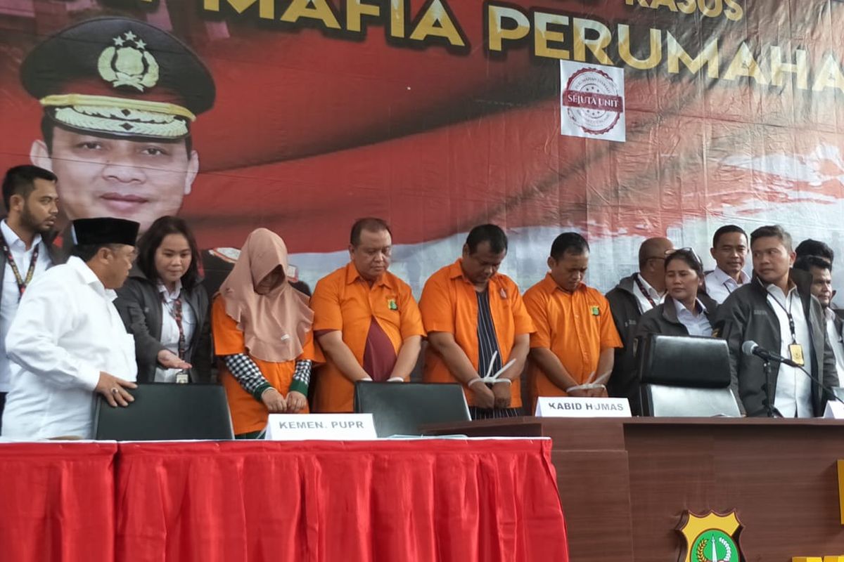 Para tersangka penipuan penjualan perumahan syariah di Polda Metro Jaya, Jakarta Selatan, Senin (16/12/2019).