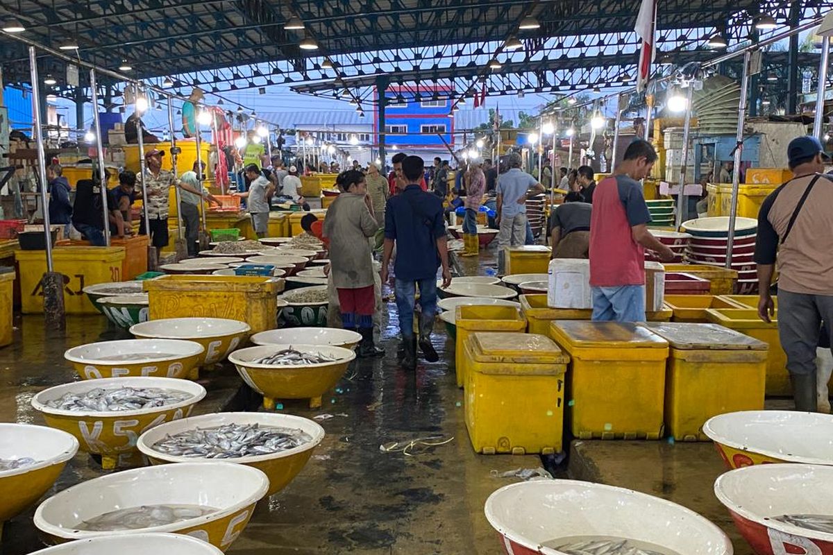 Pasar Ikan Muara Angke menjadi pilihan warga untuk menyantap hidangan hasil tangkapan laut. 