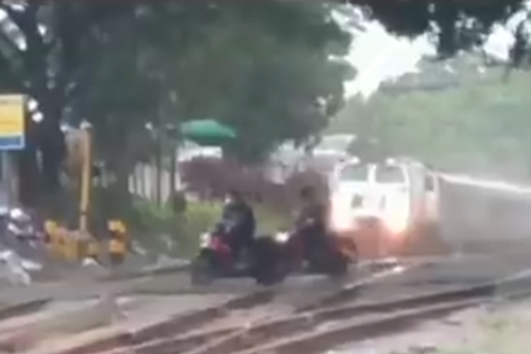 Tangkapan layar video yang memperlihatkan sejumlah pengendara motor tampak menerobos perlintasan kereta api di Stasiun Cimindi.