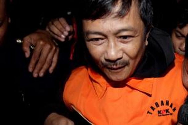 Kepala SKK Migas, Rudi Rubiandini dibawa keluar dari Gedung KPK, Jakarta Selatan, Rabu (14/8/2013). Dia ditangkap Selasa malam karena diduga menerima suap dari pihak swasta.