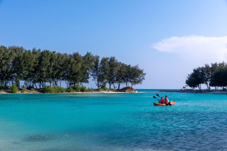 Ilustrasi menikmati wisata air di Kepulauan Seribu.