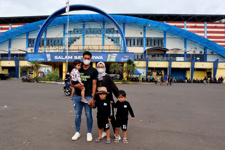 Pemain Borneo FC Hendro Siswanto mengunjungi lokasi tragedi pasca tragedi yang terjadi pada pekan ke-11 Liga 1 2022-2023 seusai pertandingan bertajuk Derbi Jawa Timur, Arema FC melawan Persebaya Surabaya di Stadion Kanjuruhan Kepanjen, Kabupaten Malang, Jumat (7/10/2022) siang.