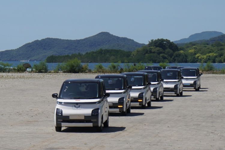 Seluruh pengemudi yang mengantarkan unit Air ev telah mendapatkan pelatihan sebelumnya. Dalam perjalanan menuju Wuling Labuan Bajo Pool pun barisan Wuling Air ev dikawal oleh pihak berwenang untuk memastikan keselamatan dan keamanan selama proses pengantaran.

