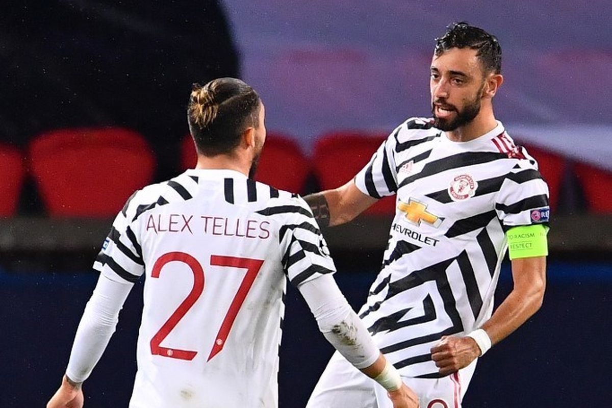 Bruno Fernandes (kanan) merayakan golnya bersama Alex Telles pada laga pertama Grup H Liga Champions yang mempertemukan PSG vs Man United di Stade de France, Selasa (20/10/2020).
