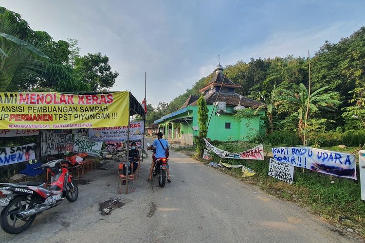 Warga Masih Berjaga di Jalan Masuk TPST Piyungan, Bantul Rabu (11/5/2022)