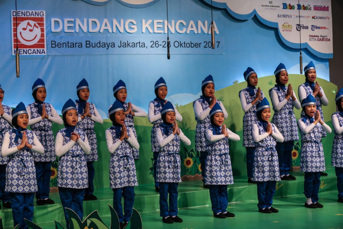 Peserta paduan suara tampil dalam babak final lomba paduan suara anak TK-SD Dendang Kencana di Bentara Budaya Jakarta, Palmerah Selatan, Jakarta Pusat, Sabtu (28/10/2017). Sebanyak 26 finalis siap memperebutkan gelar juara dalam babak final, terdiri dari 12 peserta kategori TK dan 14 peserta kategori SD. KOMPAS.com/GARRY ANDREW LOTULUNG