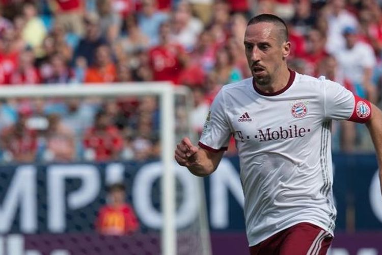 Franck Ribery menggiring bola saat Bayern Muenchen melawan Inter Milan pada ajang International Champions Cup di Bank of America Stadium, Sabtu (30/7/2016).