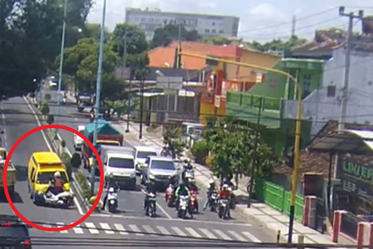 Tangkapan layar video yang menampilkan mobil ambulans yang melaju dengan melawan arus hingga menabrak sepeda motor yang dikendarai anggota polisi.
