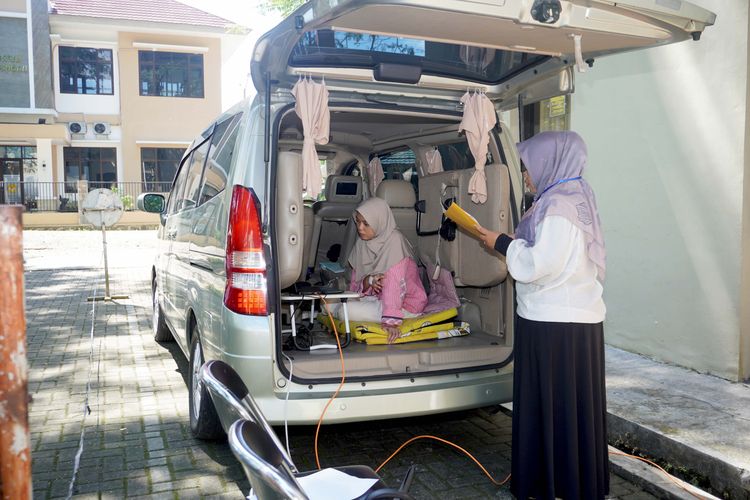 Nayla Rahma Nur Aziizi mengikuti UTBK di Unsoed Purwokerto, Jawa Tengah, dari dalam mobil karena kondisi kesehatannya belum pulih, Selasa (7/5/2024).