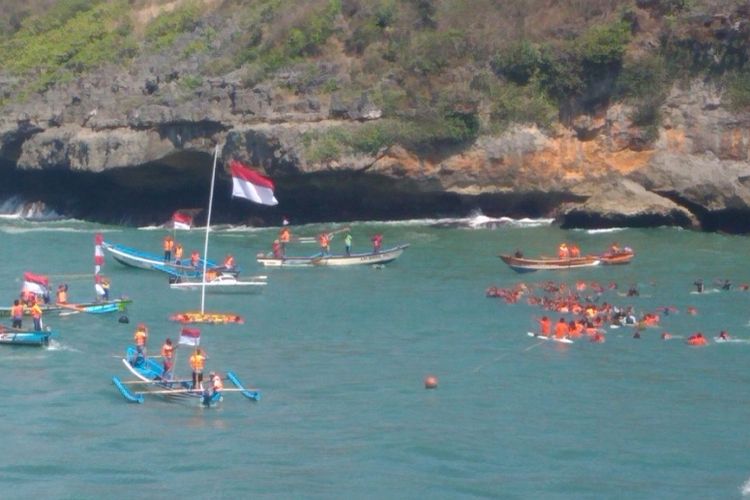 Pengibaran Bendera di Tengah Laut Pantai Baron, Tanjungsari, Gunungkidul Kamis (17/8/2017)