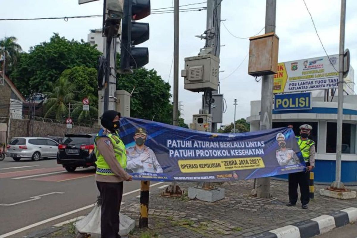 Satuan Lalu Lintas Polres Metro Jakarta Pusat mulai melakukan operasi zebra untuk menjaring pengguna kendaraan bermotor yang melakukan pelanggaran lalu lintas, mulai Senin (15/11/2021) hari ini. 