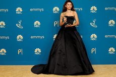 7 Aktris dengan Gaun Terbaik di Emmy Awards 2022
