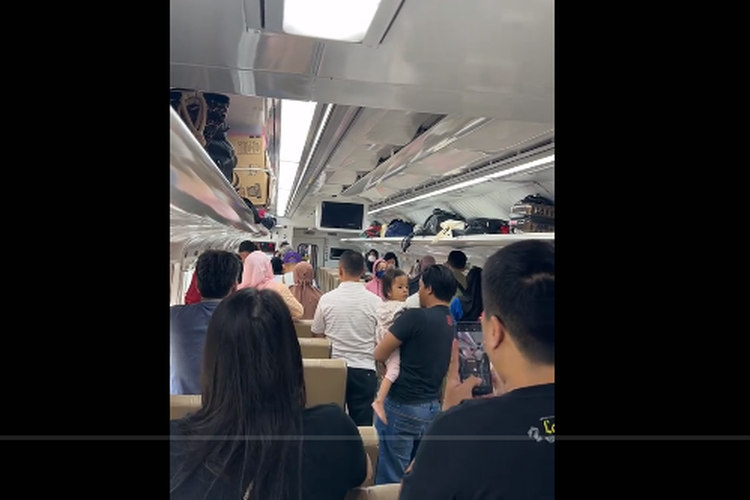 Tangkapan layar video yang merekam momen peringatan detik-detik proklamasi kemerdekaan di kereta api