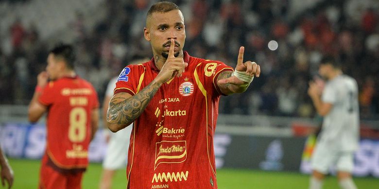Pesepak bola Persija Jakarta Gustavo Almeida Dos Santos berselebrasi usai mencetak gol ke gawang Madura United pada pertandingan BRI Super League di Stadion Utama Gelora Bung Karno, Jakarta, Jumat (23/1/2026). Persija Jakarta menang atas Madura United dengan skor 2-0. ANTARA FOTO/Putra M. Akbar/bar