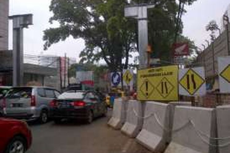 Kepadatan kendaraan di Jalan Cihampelas, Rabu (12/10/2016). Pembangunan fondasi sky walk Cihampelas membuat arus lalu lintas tersendat. KOMPAS.COM/DENDI RAMDHANI