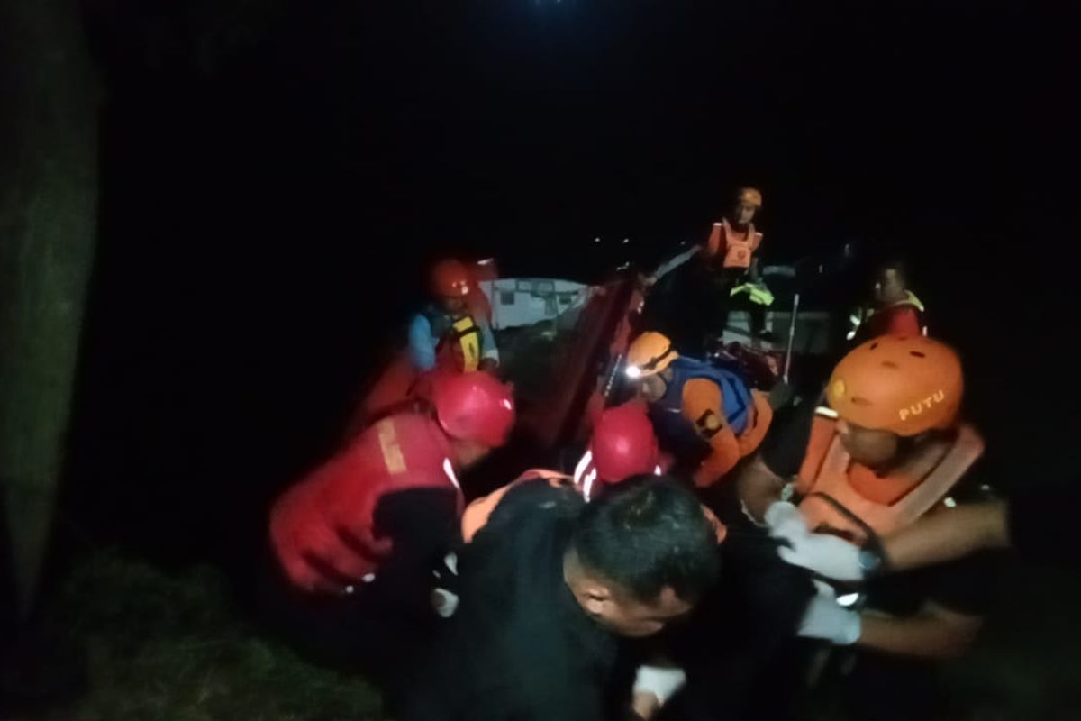 Tim SAR gabungan saat mengevakuasi jasad seorang remaja yakni EM (17) yang tenggelam di Danau Galian Kobak Akong, Kampung Sampora, Jayasampurna, Serang Baru, Jumat (6/10/2023). EM diduga meninggal dunia usai dirinya kelelahan saat berenang.