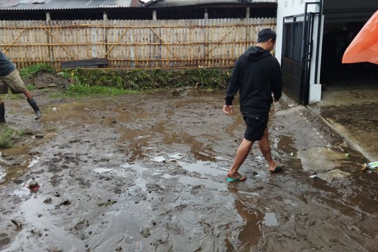 Hujan dengan intensitas tinggi mengakibatkan tiga titik di wilayah Kota Batu, Jawa Timur terjadi luapan air pada Minggu (3/4/2022) sore hari.